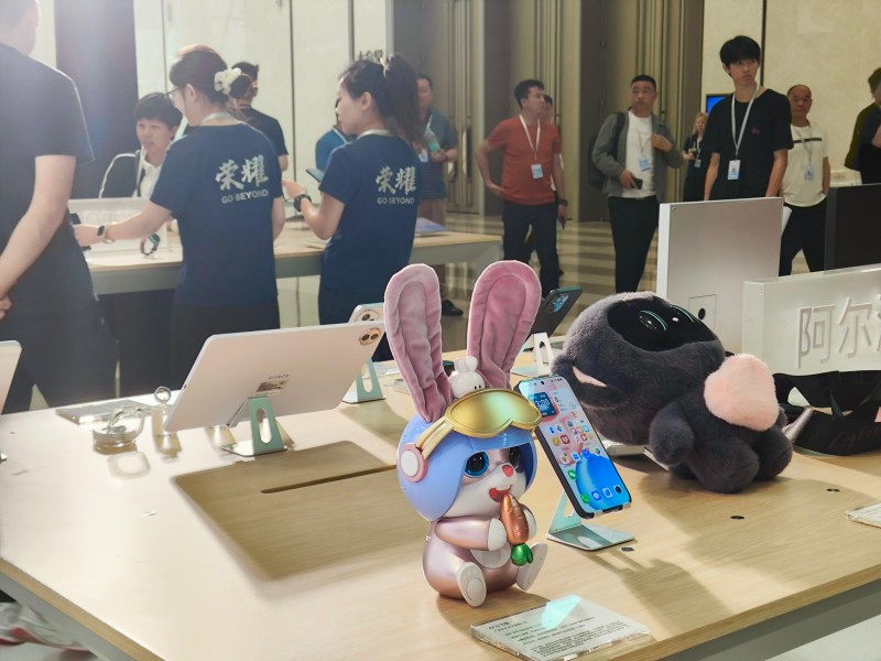 實(shí)豐文化 AI 飛飛兔參展榮耀渠道峰會(huì)：智能玩具破圈，開(kāi)啟跨行業(yè)創(chuàng)新新可能